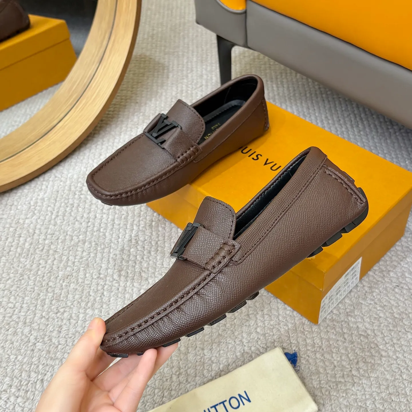 Men's men's shoes 💰420 (Yangli) LV 2⃣️0⃣️2⃣️5️⃣Spring and summer counter GLORIA series models ✈️Original factory special leather production, original last type. A classic driving slip-on casual shoe that shows an elegant style with exquisite craftsmanship details such as Monogram embossing all over the upper🌀Italian imported calfskin fabric Sheepskin foot pads➕Inside～Private mold replica sole Unique style Comfortable driving slip-on Size: 4-12 (38-46) Comes with [Counter packaging: original box, wrapping paper, card, instruction manual, shoehorn, cloth bag] No pressure to enter and leave the counter!